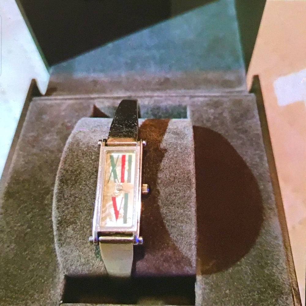 Original Gucci 1500L Green Red Roman Swiss watch. In Working Order.